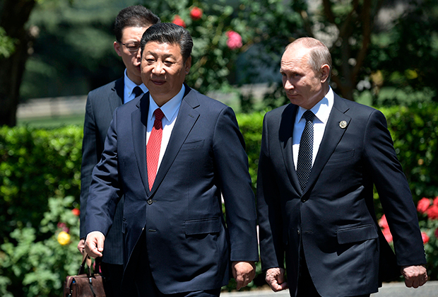 Владимир Путин и Си Цзиньпин на прогулке после переговоров в рамках форума
