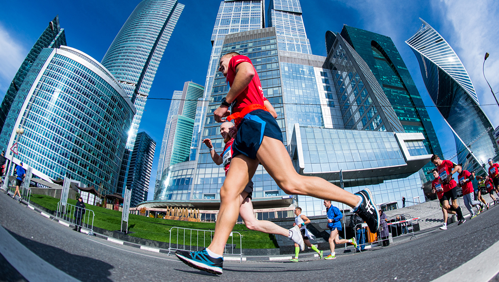 Running town. Бег Москва Сити. Марафон Москва Сити. Город для бега. Набережная Москва бег.