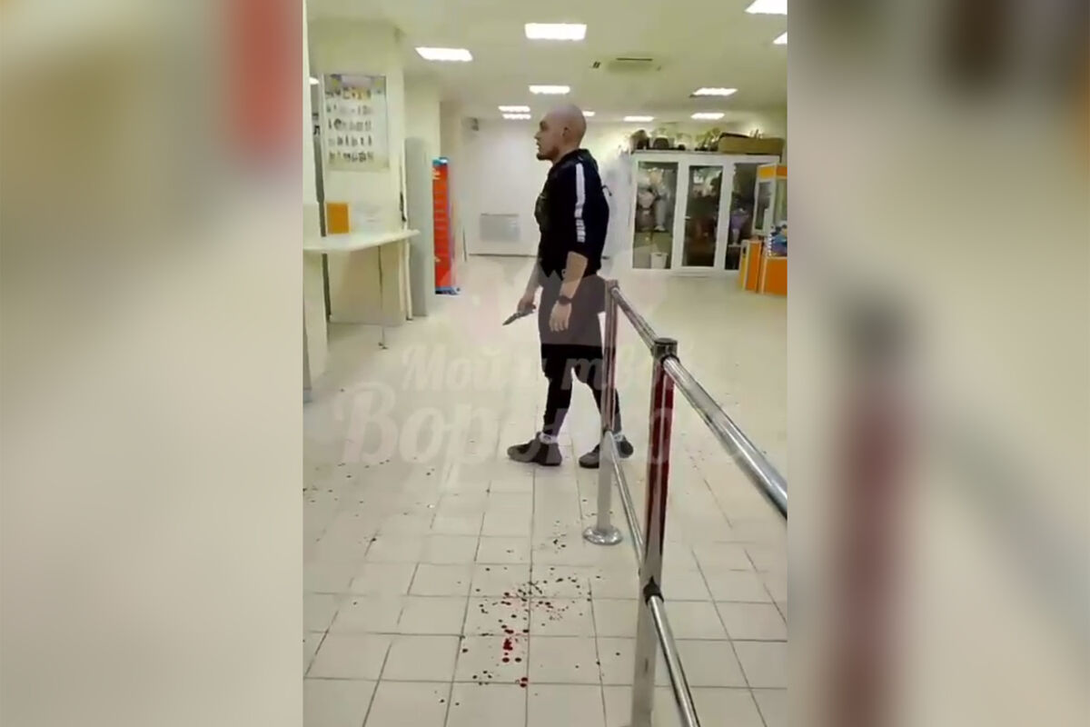 В Воронеже молодой человек ударил ножом вступившегося за кассиров мужчину