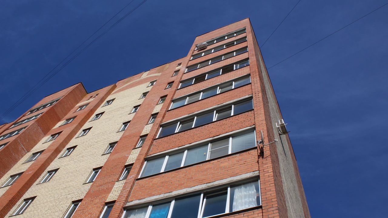 Мужчина напоролся на штырь придомовой ограды при падении из окна в Петербурге