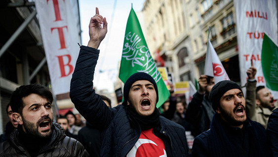 Жители Турции продолжают митинговать на улицах Стамбула