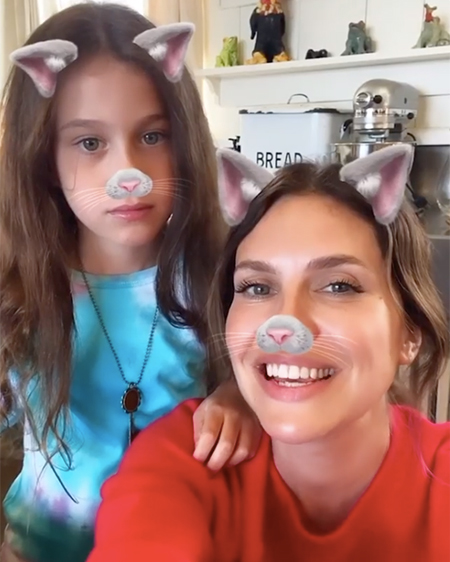 Давно не виделись: Даша Жукова с дочерью Леей приготовила торт ко дню рождения музея "Гараж" Дети,Дети знаменитостей