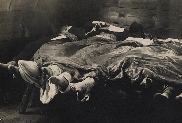 Трупы жертв погрома в городском морге Томска. Октябрь 1905 года