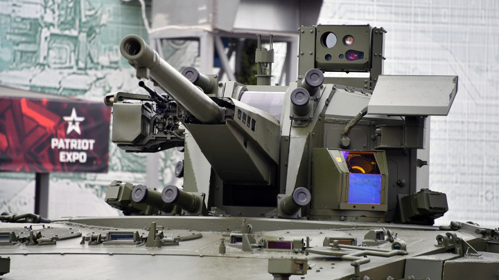 РУССКИЕ ПАРАДЫ ПЕРЕНОСЯТСЯ В БАХМУТ: ВОЕННАЯ ТЕХНИКА ЕДЕТ НА ФРОНТ