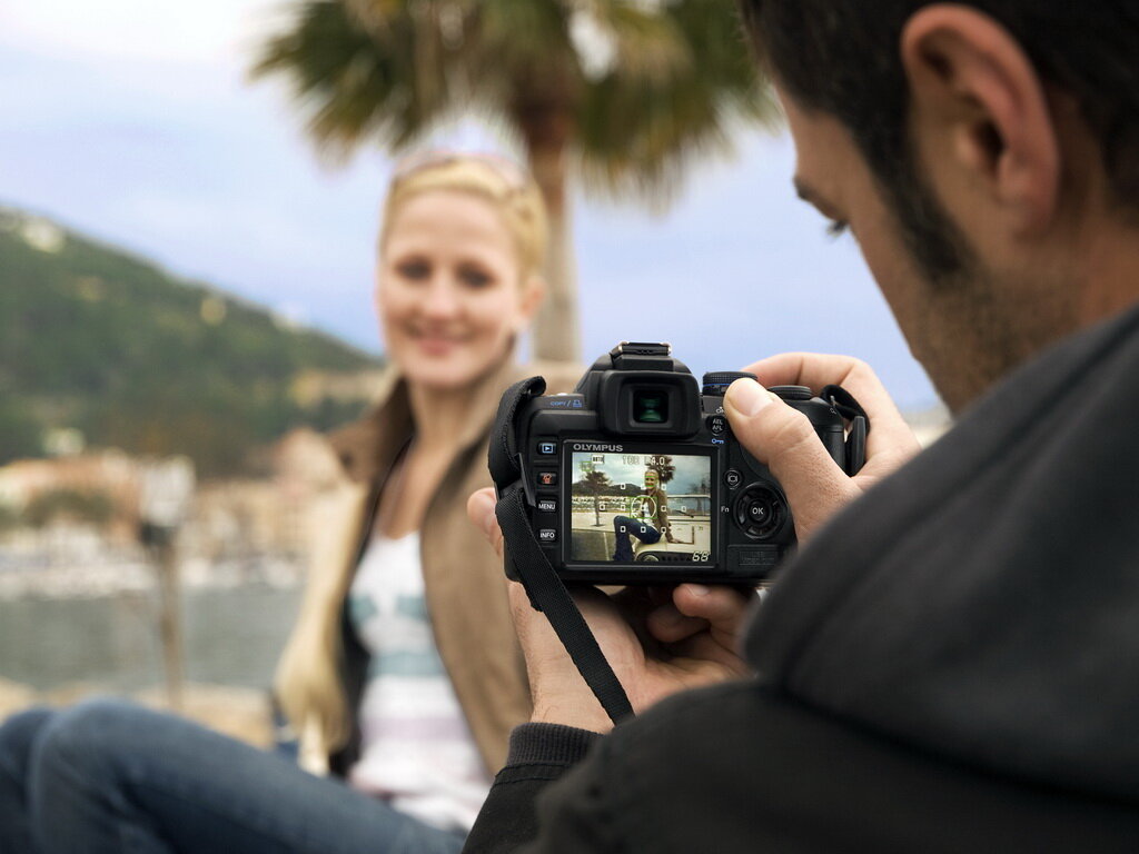 Где фоткают. Снимки на зеркальный фотоаппарат. Человек фотографирует. Фотограф фотографирует людей. Фотограф фотографирует девушку.