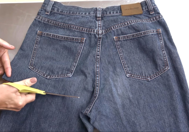 Всего 2 разреза в нужном месте, чтобы из старых джинсов сделать полезную вещь