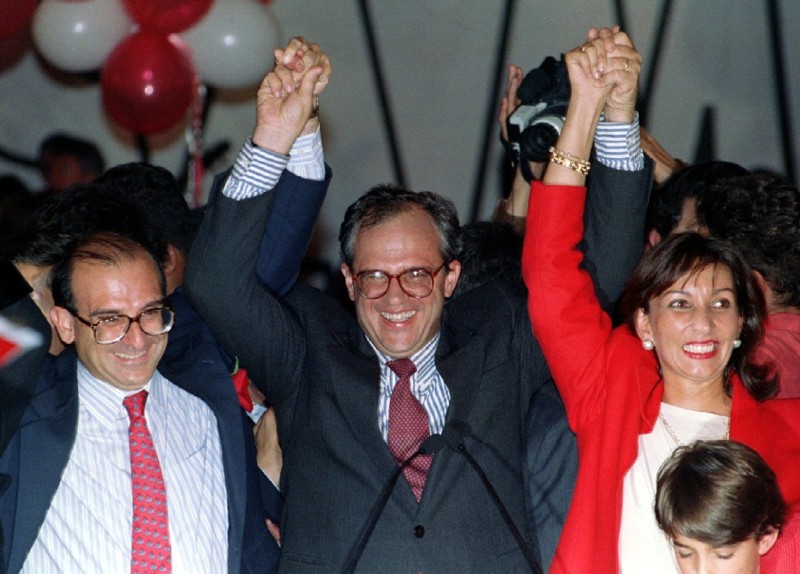 Кандидат от Либеральной партии Эрнесто Сампер (в центре) отмечает победу на президентских выборах. 29 мая 1994 года Пабло Эскобар, в мире, интересное, картель, картель кали, криминал, наркотики