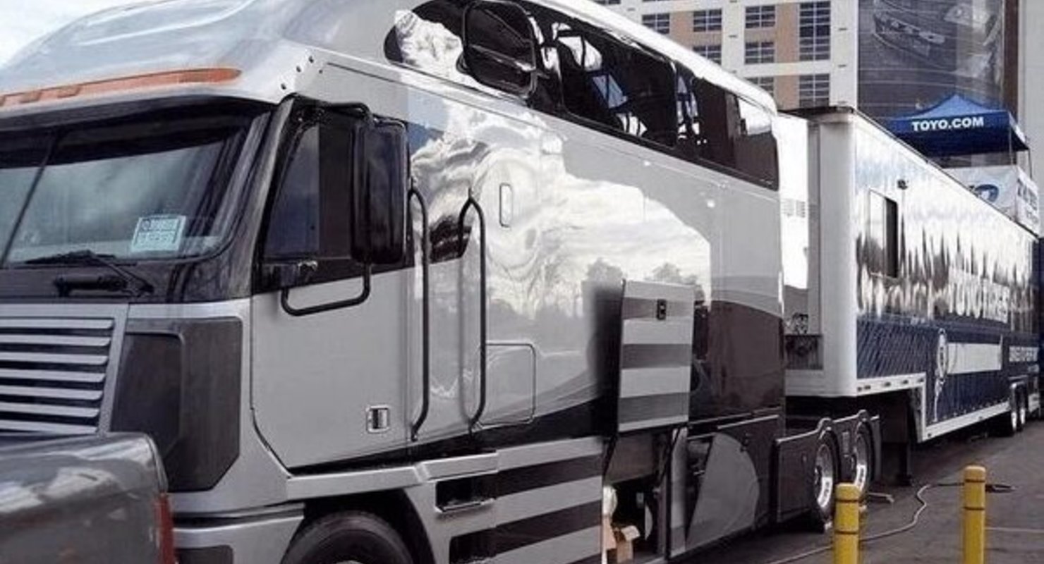 «Настоящий дворец» — обзор невероятно крутой и огромной кабины дальнобойщика