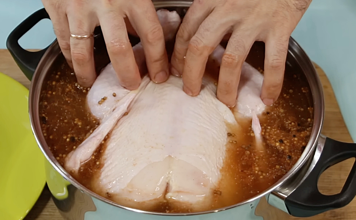 Курица удвоенной нежности в духовке. Хитрость в том, что вначале ее вымачиваем - похожая новость на Toplenta