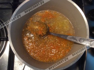 Затем добавляем в сироп цедру апельсинов и лимона и варим еще 2-3 минуты