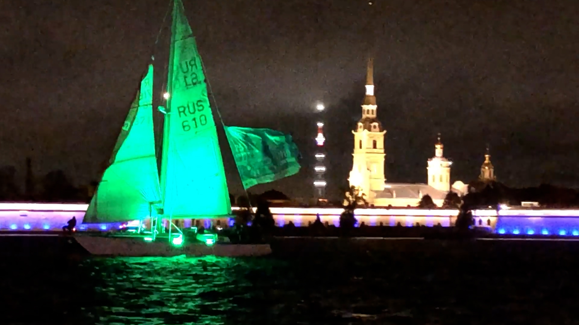 Пользователи Сети продолжают обсуждать празднование Дня туризма в Петербурге