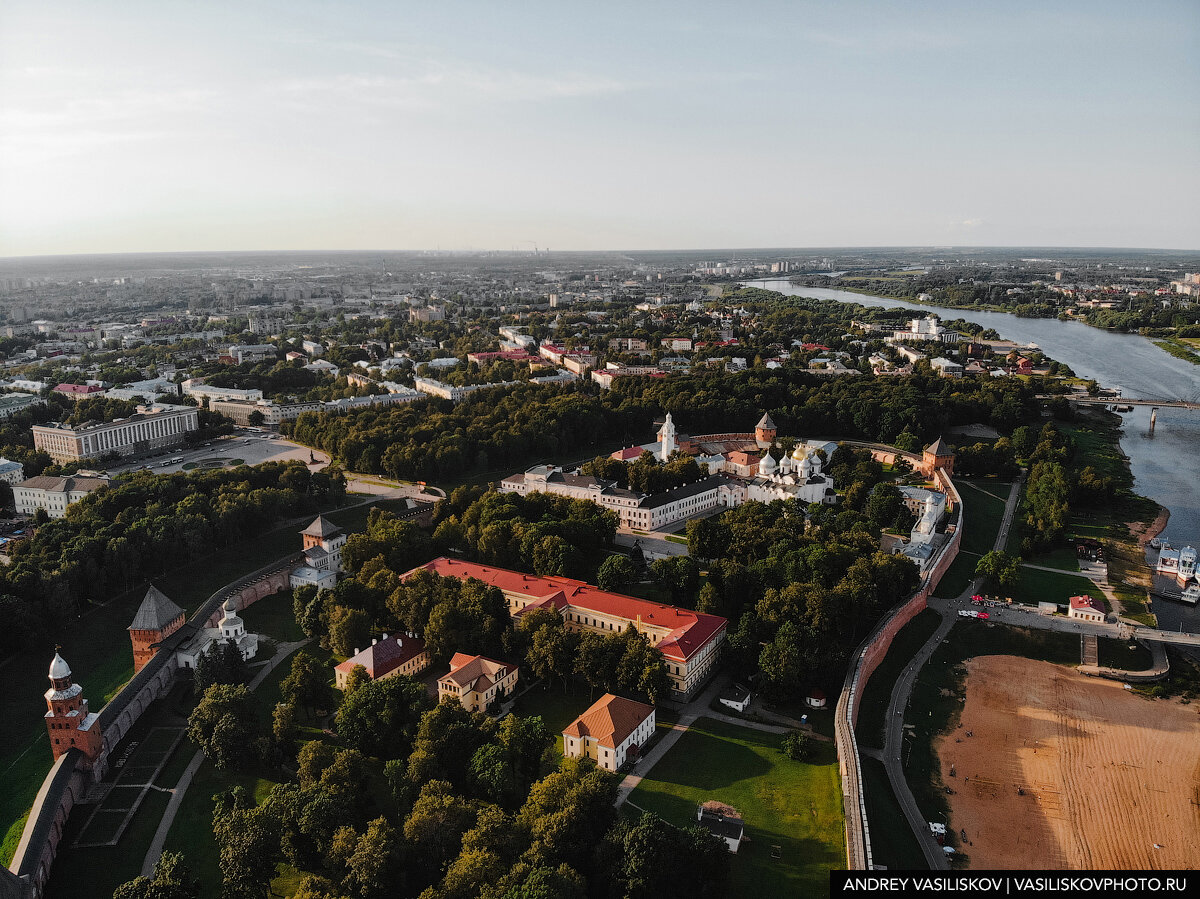 Центр великого новгорода. Великий Новгород с птичьего полета. Великий Новгород с высоты птичьего. Новгород Детинец с высоты птичьего полета. Великий Новгород с высоты птичьего полета Новгороде.