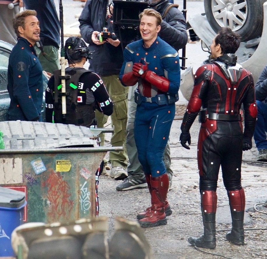 Robert Downey Jr, Mark Ruffalo, Chris Evans, and Paul Rudd shared a laugh on the set of Avengers 4...