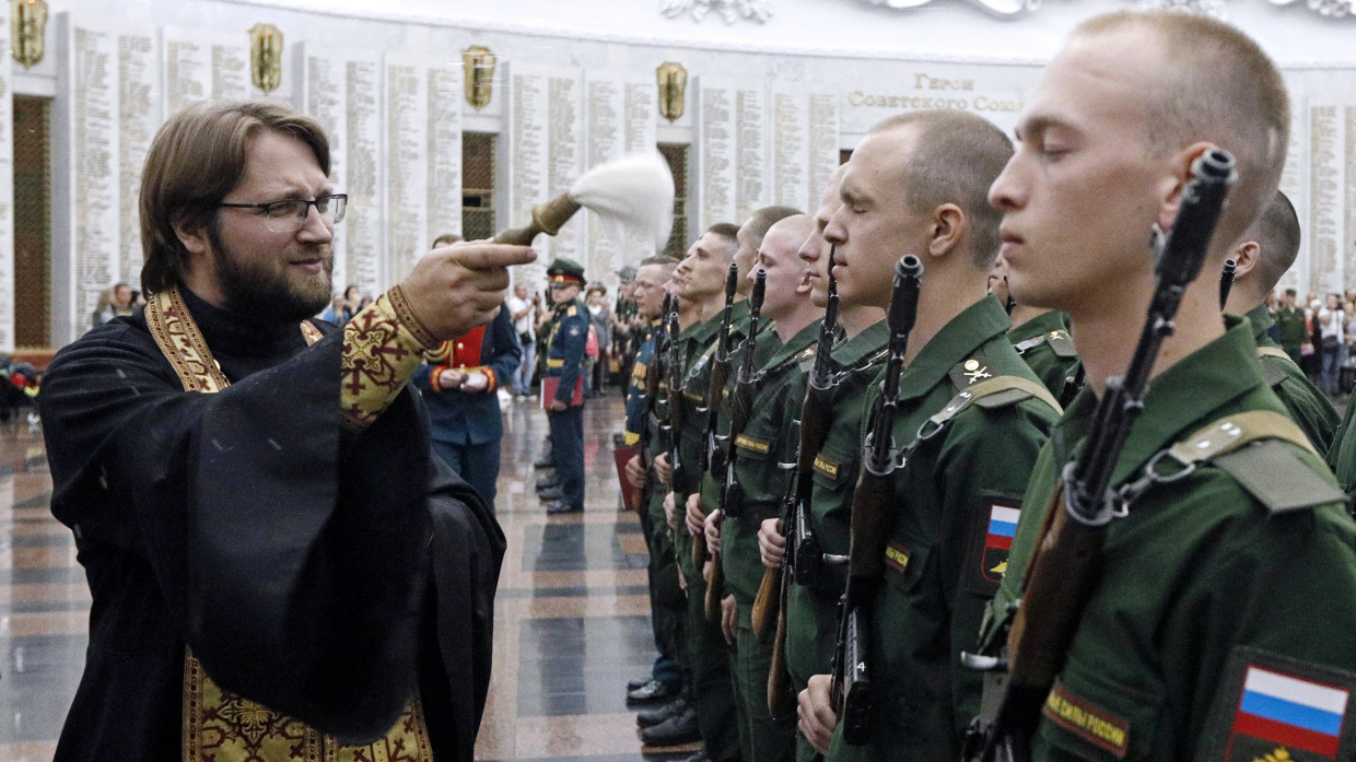 Нужный войско. Священник в армии. Священник в войсках. Военные священники в Сирии. Парад священников.