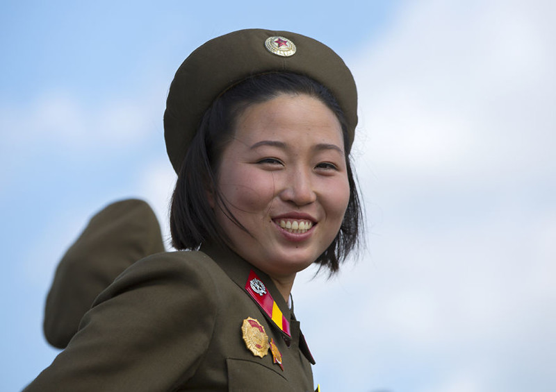 10. Военнослужащая у Монумента идей Чучхе, Пхеньян  житель, северная корея, улыбка, фотография