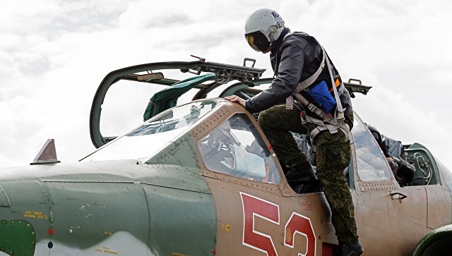 Пилот садится в штурмовик Су-25 ВКС России на авиабазе Хмеймим в Сирии перед вылетом в пункт постоянной дислокации самолета на территории России