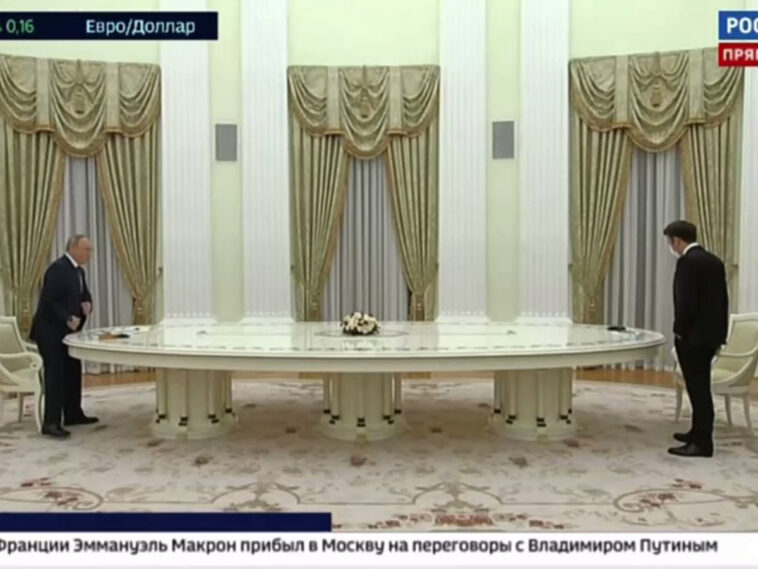 Огромный стол на переговорах Путина и Макрона стал мемом в Сети (ФОТО, ВИДЕО)
