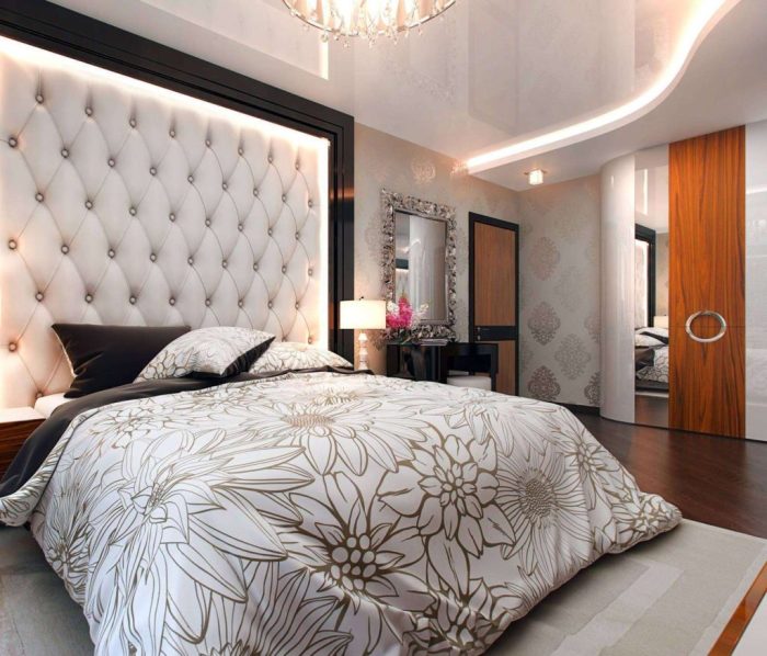 Спальня в традиционном стиле, в которой центральным акцентом является кровать.