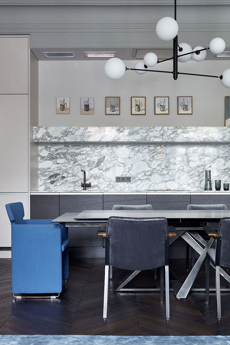 Стильная квартира в оттенках серого в старом доме в Москве Стильная квартира в оттенках серого в старом доме в Москве высокие потолки,интерьер и дизайн,квартира,Москва,Россия,современный стиль,черный цвет