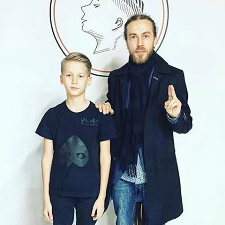 Отец Децла Александр Толмацкий о поведении внука: "Его интересуют только деньги" Отец Децла Александр Толмацкий о поведении внука: "Его интересуют только деньги" Звездные дети