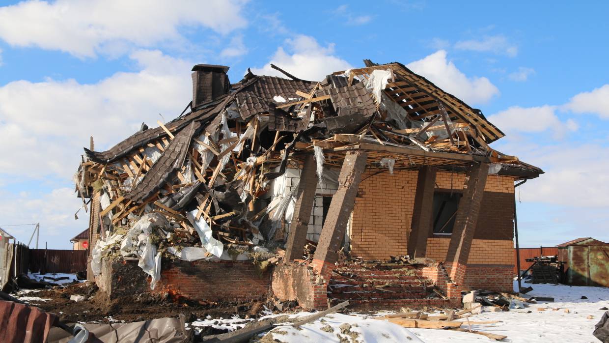 Обстрелы белгородской обл сегодня. Обстрел Белгородской области. Разрушения в Белгороде. Белгородская область разрушения домов. Разваленный дом.