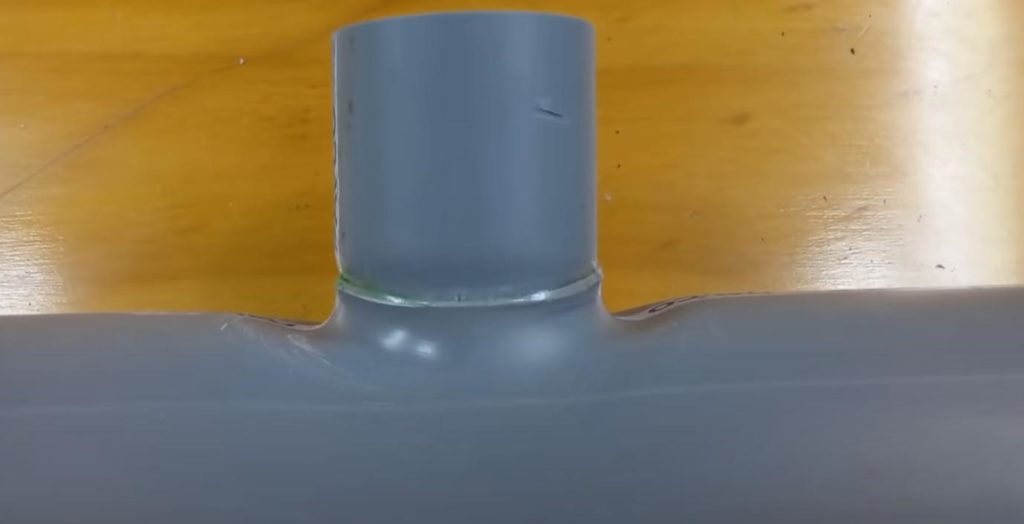 Как соединить две пластиковых трубы разного диаметра
