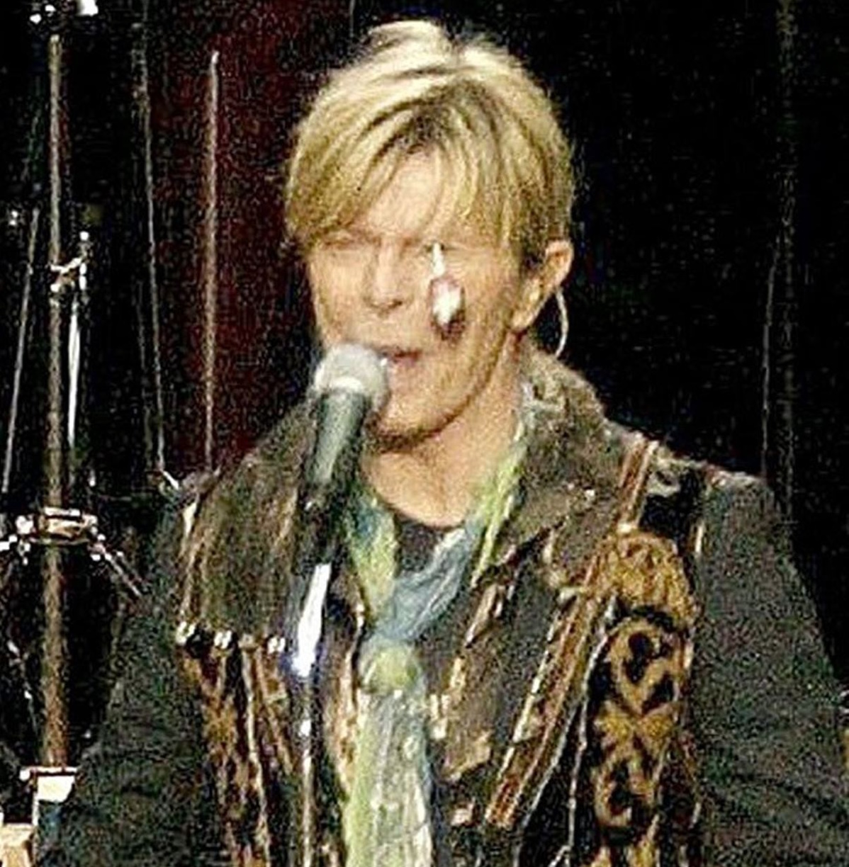 Безумные выходки фанатов знаменитостей Однако, Гримми, Бьорк, чтобы, когда, просто, Ортис, певицы, фанаты, Лопес, Кравиц, Карвальо, певице, певица, поклонников, сцену, Эминема, удалось, соцсетях, момент