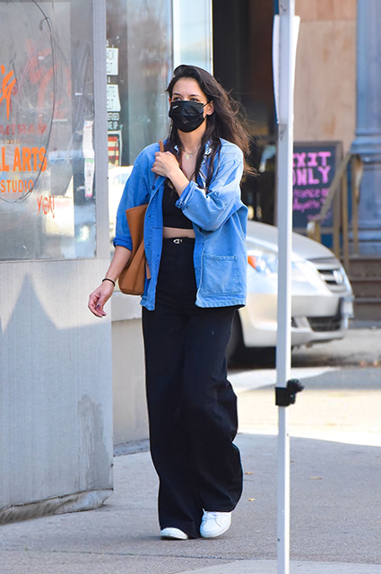 Настроение — лето: Кэти Холмс с возлюбленным и его отцом на ланче в Нью-Йорке Звездные пары