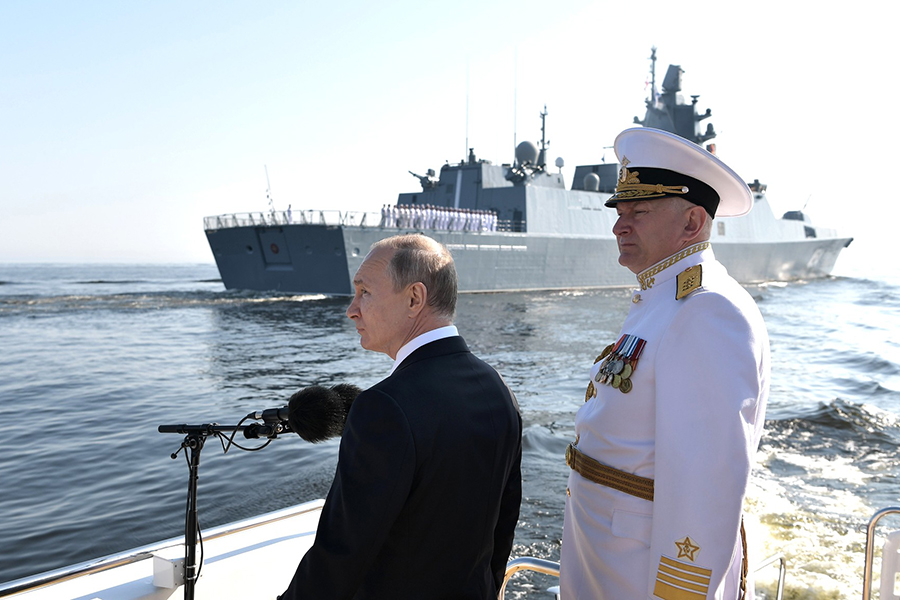 Путин приказал провести военно-морской парад в день ВМФ