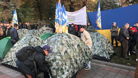«Всерьёз и надолго»: МихоМайдан расставил 60 палаток возле Рады