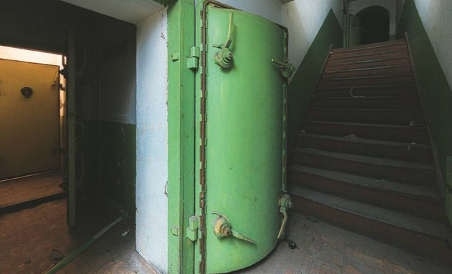 Внутри главного бомбоубежища Армении. Поисковик с камерой спустился в двухэтажный бункер СССР под домом номенклатуры