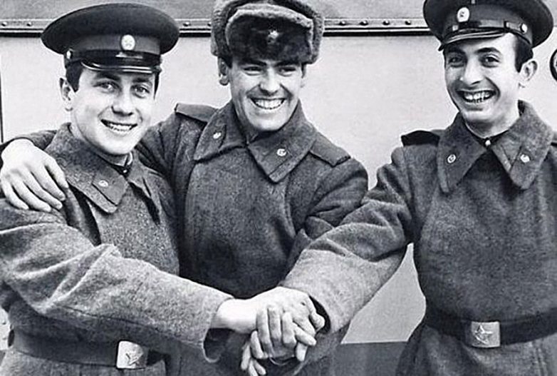 25 армейских снимков наших звёзд. Узнаёте?
