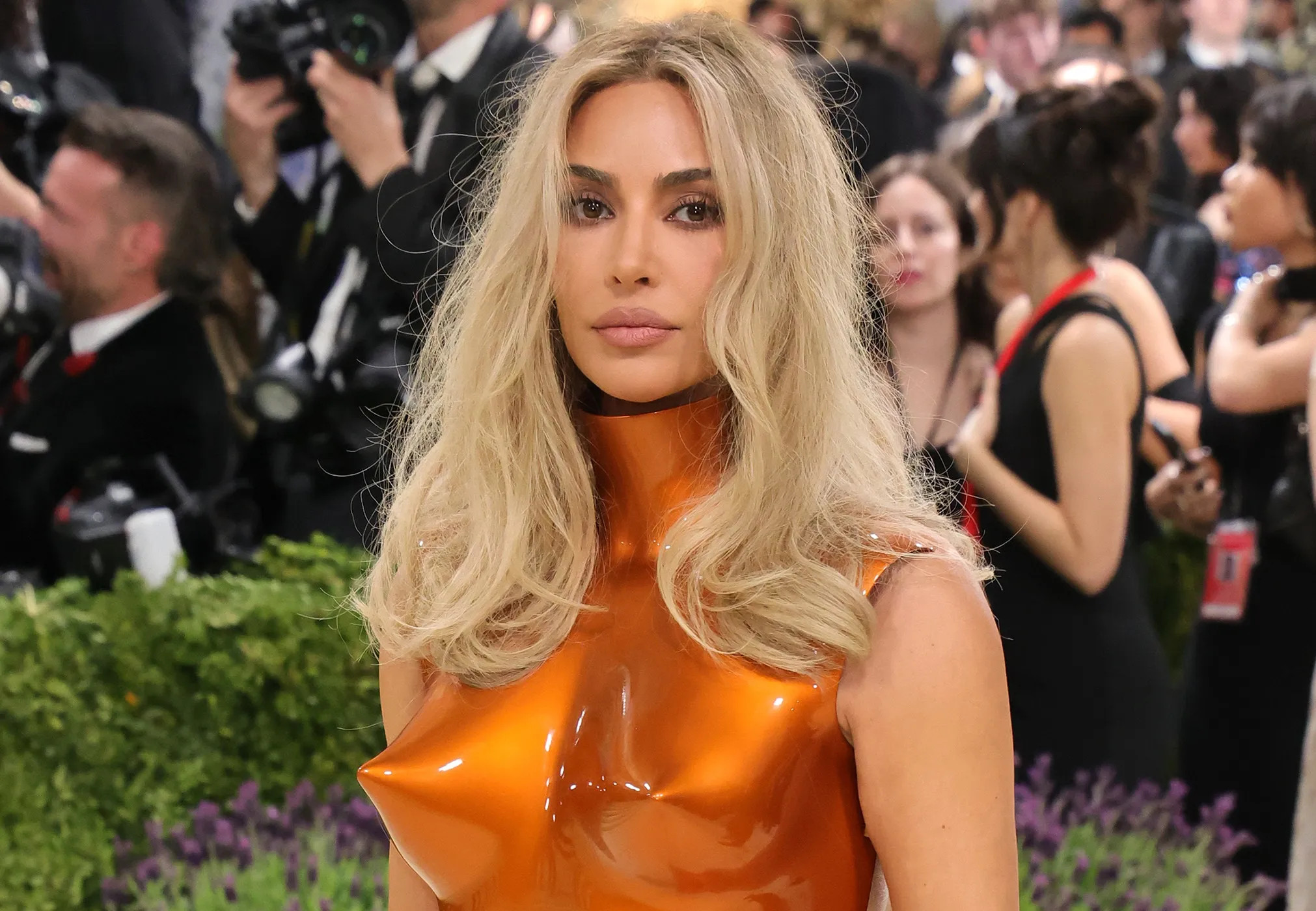 Met Gala — 2026: Ким Кардашьян с матерью, Блэйк Лайвли, Сьюки Уотерхаус и Сиара на красной дорожке