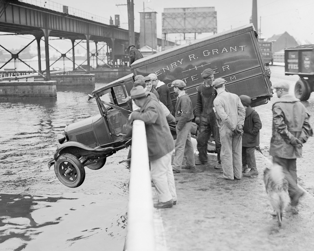 Трагичные и нелепые автомобильные аварии Бостона в 1930-х годах. Фотограф Лесли Джонс