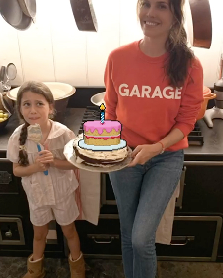 Давно не виделись: Даша Жукова с дочерью Леей приготовила торт ко дню рождения музея "Гараж" Дети,Дети знаменитостей