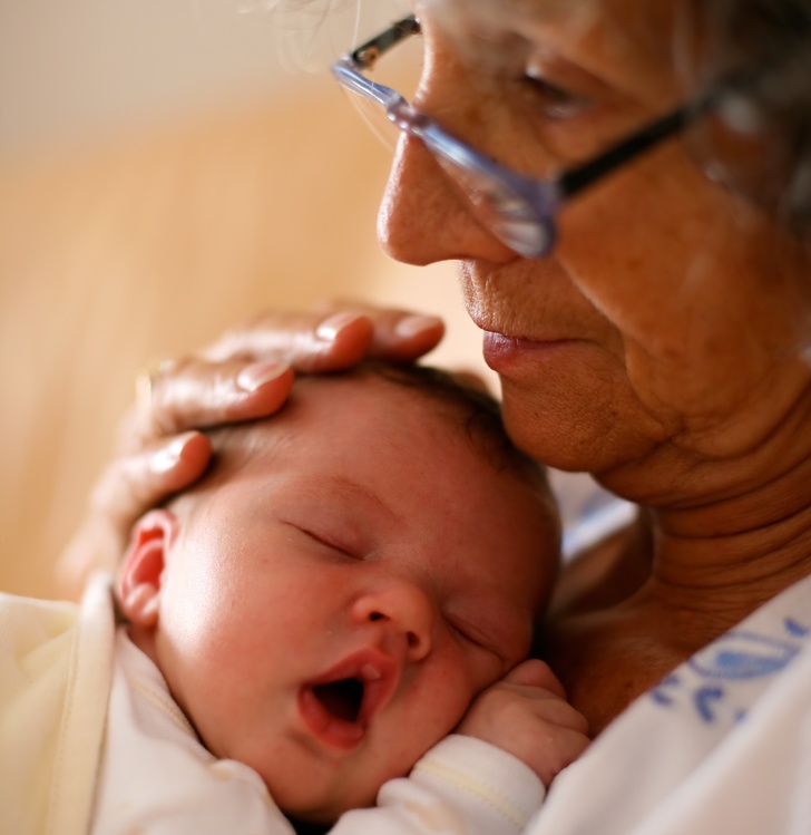 Согласно научным данным, бабушки и дедушки, которые сидят со своими внуками, живут дольше 