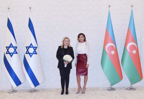 Первая леди Азербайджана затмила икону стиля Меланию Трамп. Только посмотрите на нее! супер, первая леди, азербайджан, меланья трамп