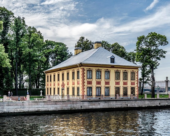 Летний дворец Петра I в Летнем саду Санкт-Петербурга. /Фото: wikipedia.org