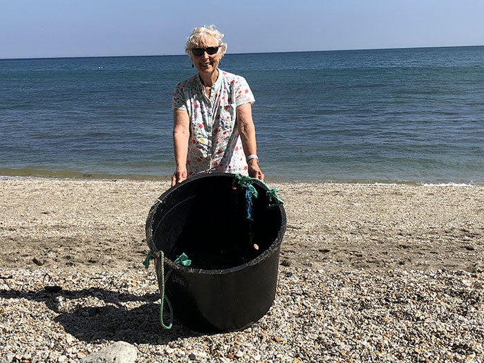 70-летняя женщина очистила 52 пляжа за год