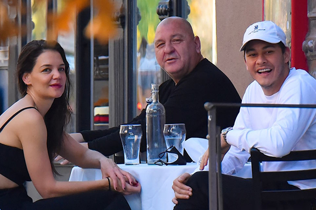 Настроение — лето: Кэти Холмс с возлюбленным и его отцом на ланче в Нью-Йорке