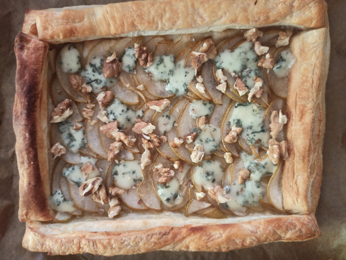 Слоеный пирог с грушей, голубым сыром, медом и грецкими орехами – изысканное угощение, которое быстро и просто готовится Слоеный пирог с грушей, голубым сыром, медом и грецкими орехами – изысканное угощение, которое быстро и просто готовится тесто, пирог, орехи, пласт, уложите, чтобы, нужно, когда, духовку, поэтому, сразу, который, упаковка, немного, пирога, разрежьте, получается, полоски, орехами, примерно