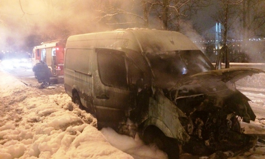 Появились фото и видео, как Mercedes загорелся во время движения в Петербурге