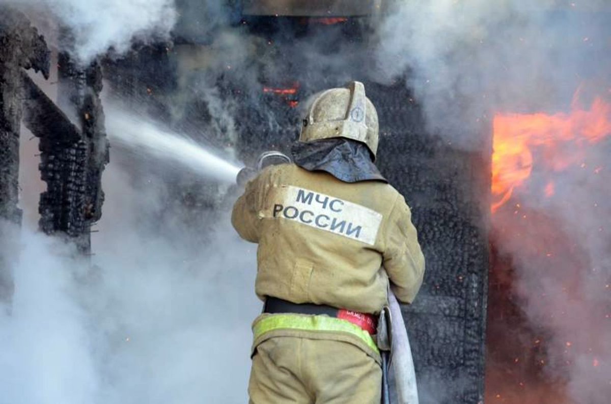 Беспилотник упал на частный дом в Таганроге, спалив его дотла