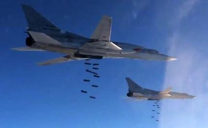На фото: самолеты Ту-22М3 Дальней авиации Военно-космических сил России во время нанесения удара.