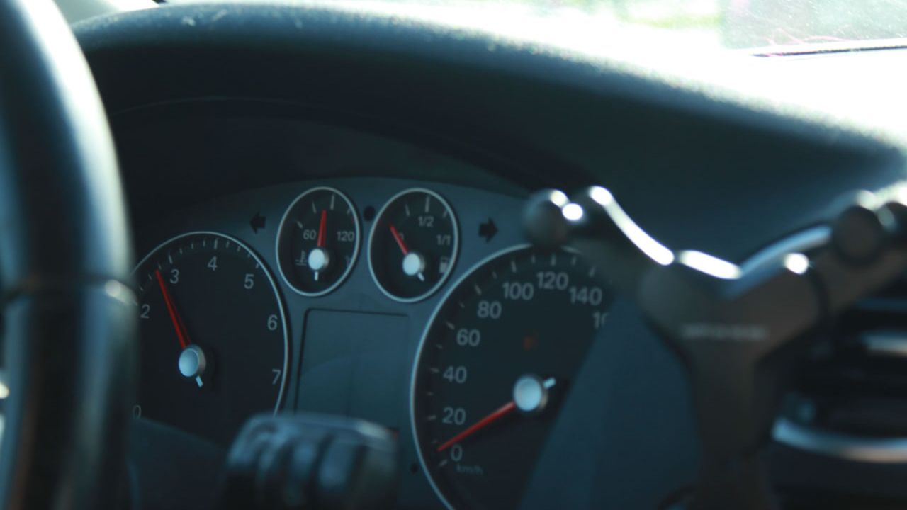 Ехавший по газону водитель напал на мужчину с собакой из-за замечания в Петербурге