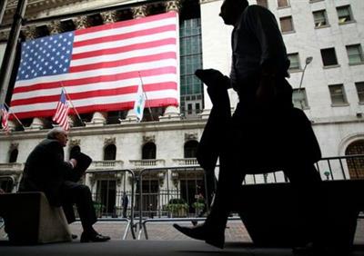 Morning commuters are seen outside the New York Stock Exchange, July 30, 2012. REUTERS/Brendan McDermid (UNITED STATES - Tags: BUSINESS)