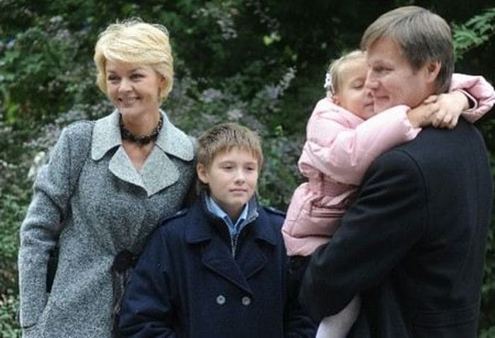 Юлия Меньшова с мужем и детьми | Фото: uznayvse.ru Юлии Меньшовой – 51: Чем завершились поиски счастья и самостоятельности известной телеведущей и актрисы
