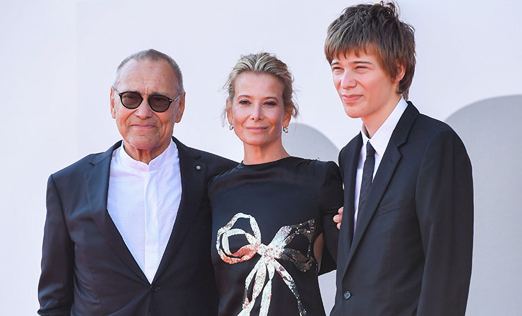 Андрей Кончаловский и Юлия Высоцкая с сыном Петром на премьере фильма "Дорогие товарищи!" в Венеции