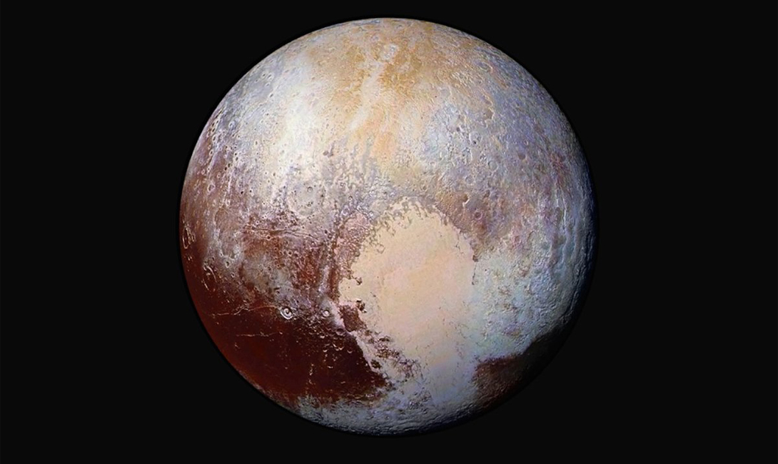 Приветливый Плутон
В этом году зонд NASA сделал невероятно близкие снимки Плутона. На одном из них планета повернута таким образом, что можно разглядеть символ сердца. Ученые считают, что оно состоит из смеси метана и азота.