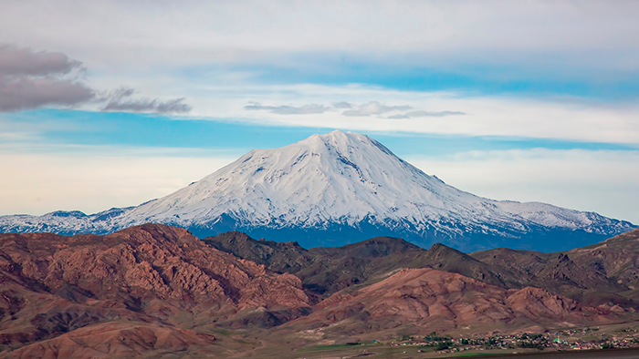    Вернётся ли когда-нибудь армянам её национальный символ гора Арарат, покажет история.Фото: Esin Deniz/Shutterstock